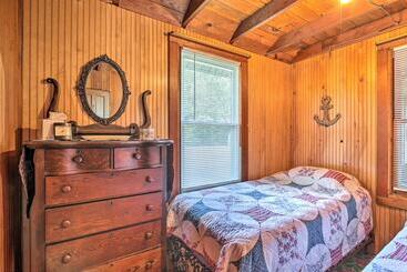 Grandma S Cottage  W/ Sunroom: Walk To Beach