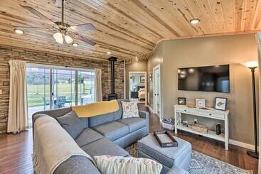 コテージ Modern Marlinton Home W/ Hot Tub & Mtn Views!