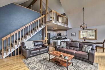 بيت ريفى Hot Tub & Mountain Views: Conifer Cabin!