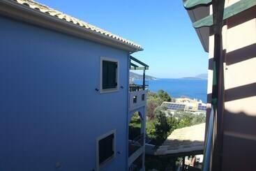 اقامتگاه Charming 4 Bed House In Nikiana