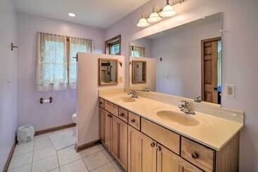 コテージ Spruce Pine Retreat W/ Gas Grill + Mtn Views!