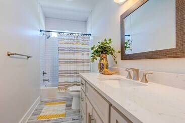 קוטג'' Bayfront Dauphin Island Home W/ Beach Access!
