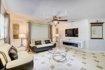 コテージ Breezy Naples Home With Private Outdoor Pool!