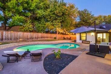 Сельский дом Luxury Austin Home W/ Game Room & Fire Pit!