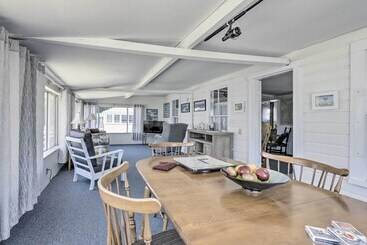 茅舍 Plum Island Retreat ~ 1 Block Walk To Beach!