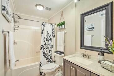 بيت ريفى Pet Friendly A Frame Retreat Near Dtwn + Beaches!