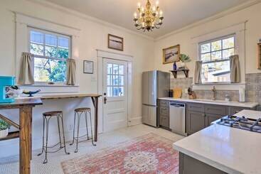 کلبه Renovated Historic Home W/ Yard: 2 Mi To Dtwn