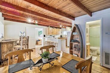 茅舍 Riverfront Deck + Fire Pit: Hot Springs Retreat!