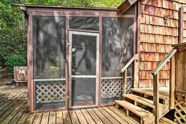 קוטג'' Rustic Sevierville Cabin: Hot Tub & Mountain Views