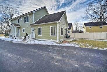کلبه Stunning House W/ Deck, Game Room & Home Gym!