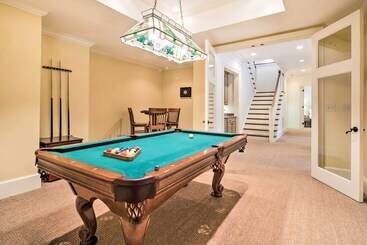 별장 Pool & Mountain Views: Stunning Mill Spring Home!