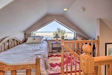 별장 Waldport Beach House W/ Loft, Grill & Ocean Views!