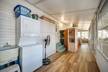 بيت ريفى Bright Home: Pool Access & Screened In Porch!