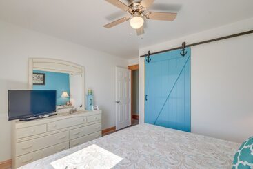 קוטג'' Coastal Home W/ Deck & Outdoor Shower