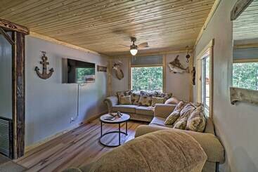 Сельский дом Cozy Cabin W/ Backyard Oasis: 11 Mi To Marina