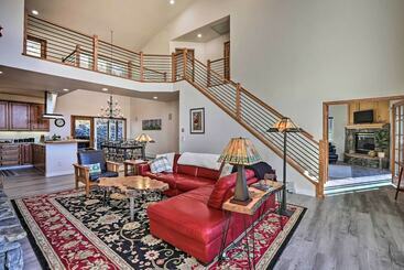 Сельский дом Serene Evergreen Home W/ Hot Tub + Mtn Views!