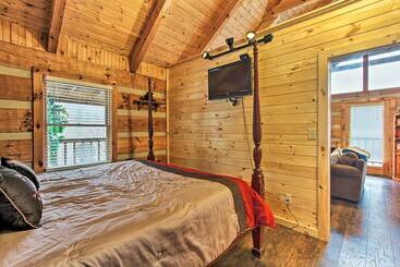 קוטג'' Sevierville Cabin W/ Private Hot Tub & Fireplace!