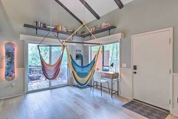 茅舍 Top Shelf Home W/ Deck: 1 Mi To Ski Slopes!