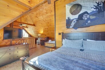 بيت ريفى Central Sevierville Cabin W/ Hot Tub & Views!