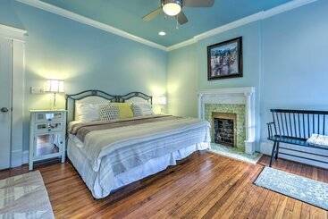 کلبه Elegant Raleigh Home W/ Porch, Walk Downtown!