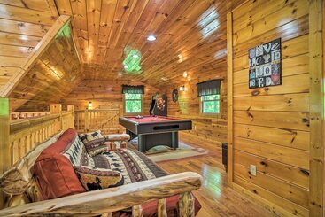 コテージ Pigeon Forge Cabin: Sauna, Saltwater Pool & Views!