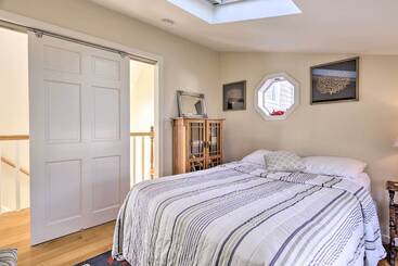 بيت ريفى Kayaks, Deck & Pond Access: Rhode Island Retreat!