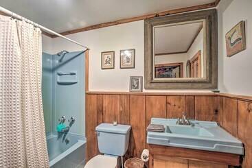 茅舍 The Mill River Cabin W/ Fireplace & River View!