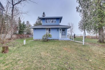 بيت ريفى Serene Lakefront Baileys Harbor Home W/ Deck!