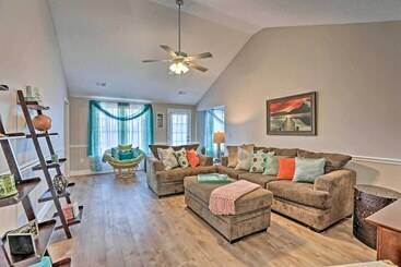 کلبه Beach Themed Retreat: 10 Mi To Downtown Charleston