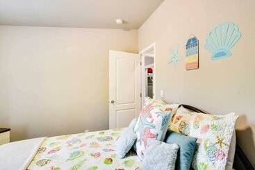 بيت ريفى Ocean Shores Retreat W/ Porch & Canal Views!