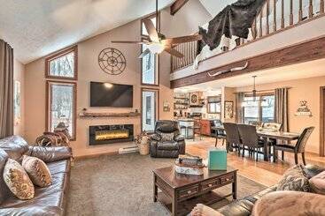 بيت ريفى Pocono Mountains Retreat W/ Pool Table & Hot Tub!