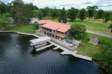 茅舍 Spacious Danbury Home W/ Direct Lake Access!