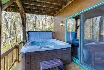 コテージ Wolf Laurel Resort Home W/ Long Range Views!