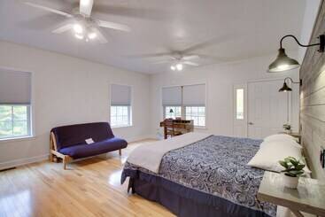 茅舍 Goodview Home W/ Decks & Direct Lake Access!