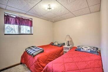 بيت ريفى Indian Lake Retreat W/ Wet Bar & Covered Deck