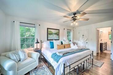 コテージ Riverfront Sugar Grove Home: Hot Tub & Views!