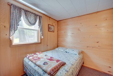 קוטג'' Stone Lake Cabin W/ Private Deck & Fire Pit!