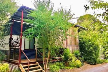 هتل Sutton Spring Art Retreats