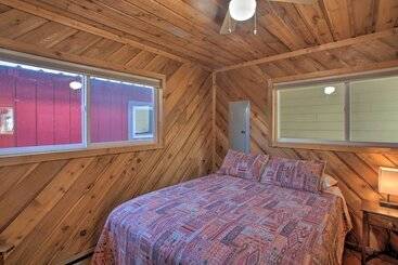 별장 Charming Lakefront Cabin W/ Deck & Fire Pit!