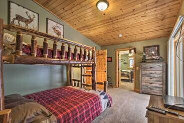 별장 Expansive Ruth Lake Home W/ Dock, Fire Pit & Beach