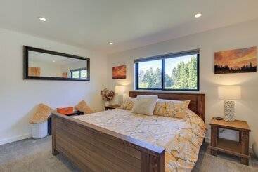 بيت ريفى Mt Hood Views: Modern Underwood Home W/ Deck!