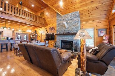 コテージ Outlaw Mountain Lodge: Fire Pit & Panoramic Views!
