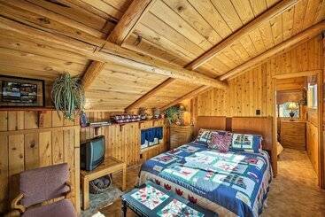 별장 Private  Yaak River Hideaway  W/ Deck & Mtn Views!