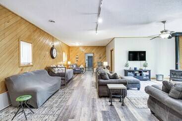 Сельский дом Quiet Lakefront Grand Rapids Cabin On 5 Acres
