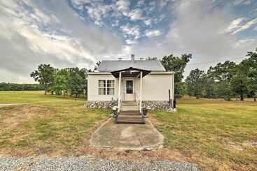 Serene Mcewen Cottage ~ 2 Mi To Golf Course!