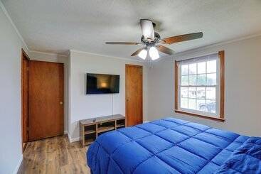 بيت ريفى Bluefield Home W/ Covered Deck   Near Parks!