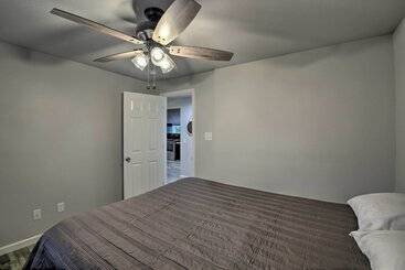 بيت ريفى Bright Cabin W/ Spacious Deck And Fire Pit!