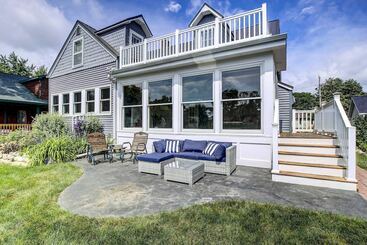 کلبه Charming Lake Winnebago Retreat: Dock & View!