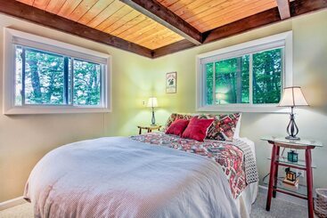 کلبه Conway Area Chalet W/ Mountain Views & Fire Pit!