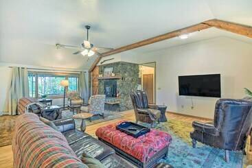 Сельский дом Moose Park Lodge  Charming Walden Retreat!